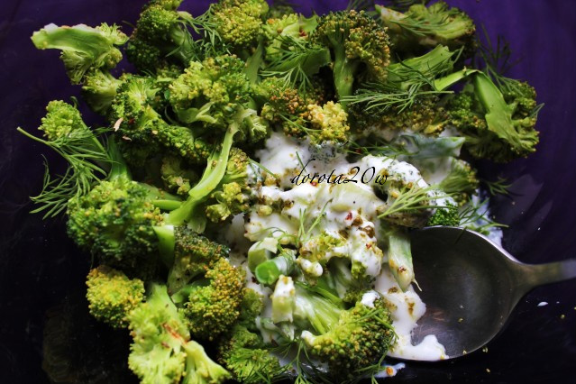 Brokuły w śmietankowym serku i bazyliowym pesto