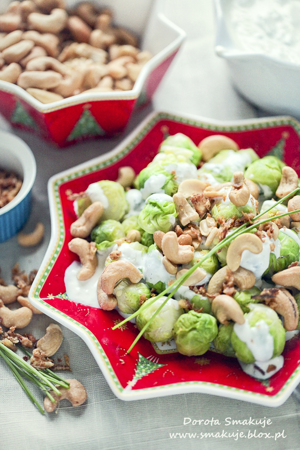 Brukselka w sosie szczypiorkowym, nerkowcami i prażona cebulką Brukselka w sosie szczypiorkowym, nerkowcami i prażona cebulką