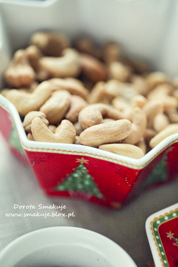 Brukselka w sosie szczypiorkowym, nerkowcami i prażona cebulką Brukselka w sosie szczypiorkowym, nerkowcami i prażona cebulką