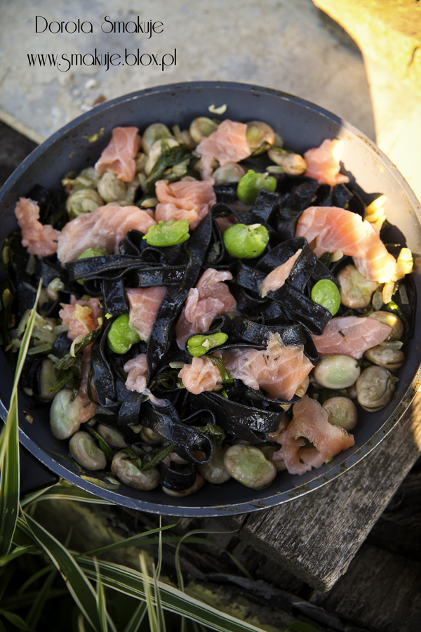 Czarny makaron z wędzonym łososiem i bobem