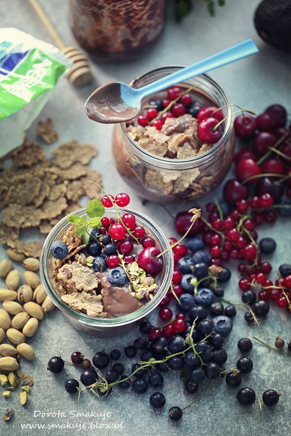 Czekoladowy chłodnik awokado z pełnoziarnistymi płatkami na śniadanie
