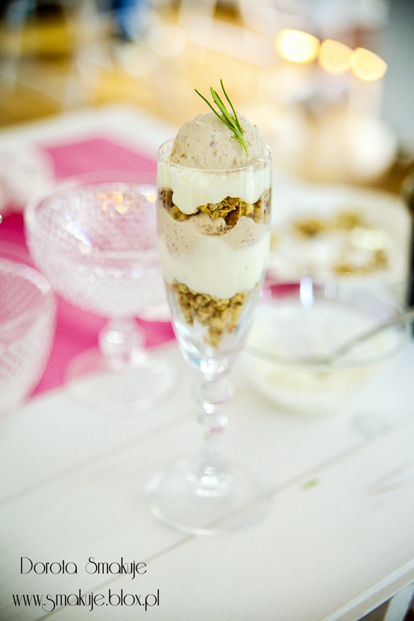 Deser lodowy – granola zbożowa z jogurtem greckim i lodami różanymi