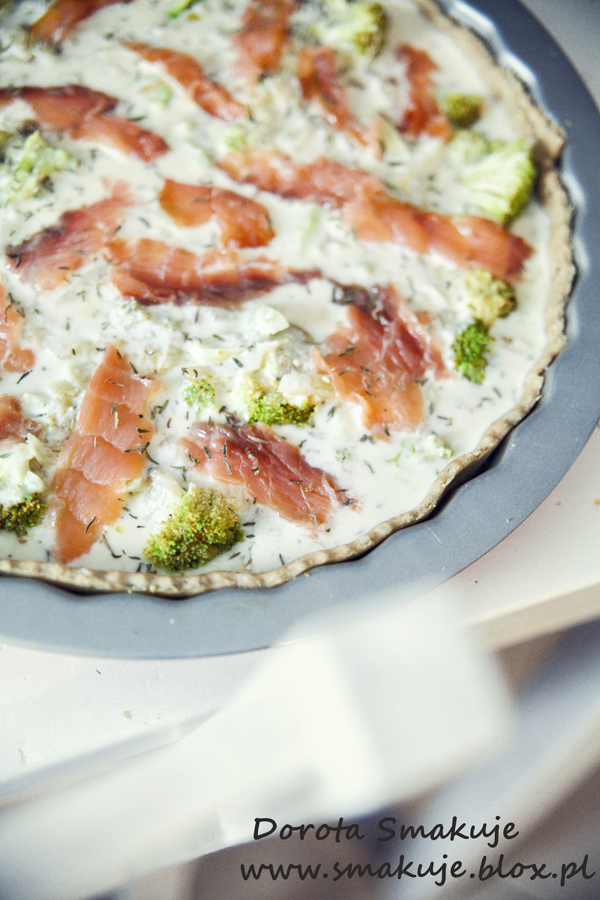 Dietetyczna tarta z łososiem i brokułami