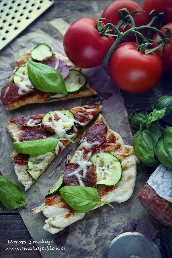 Grillowana pizza z cukinią i salami oraz ketchupem Pudliszki