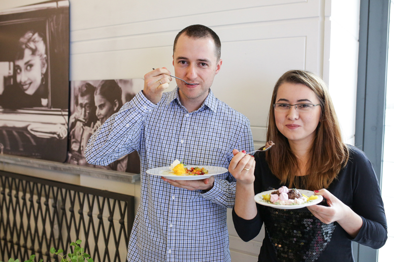 Deser lodowy – brownie, bezy, mascarpone, mango i cukier aromatyzowany melisą Deser lodowy – brownie, bezy, mascarpone, mango i cukier aromatyzowany melisą