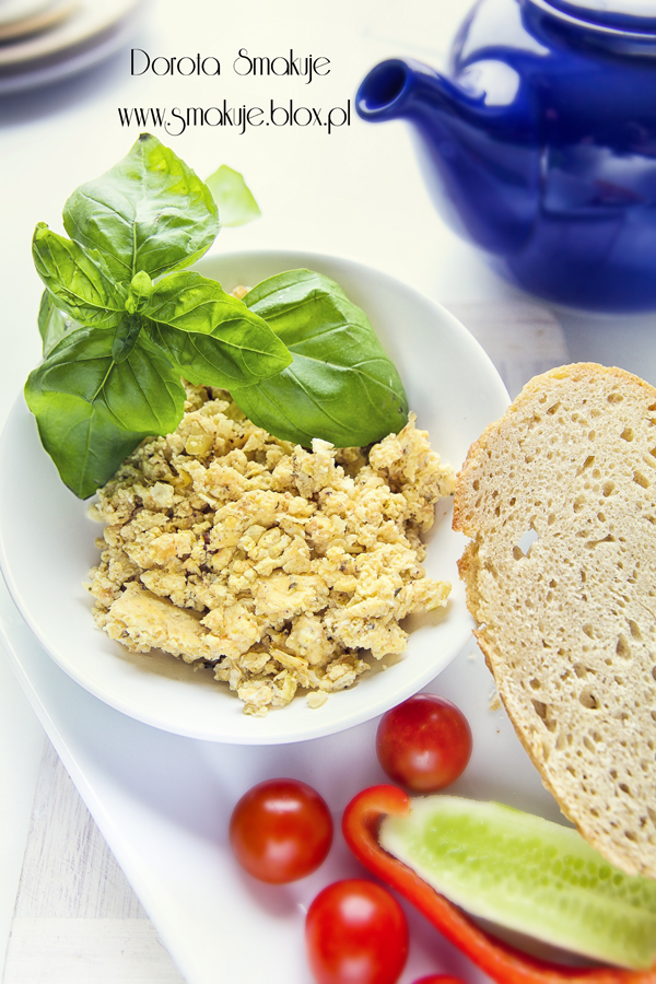 Jajecznica z cebula i białym serem