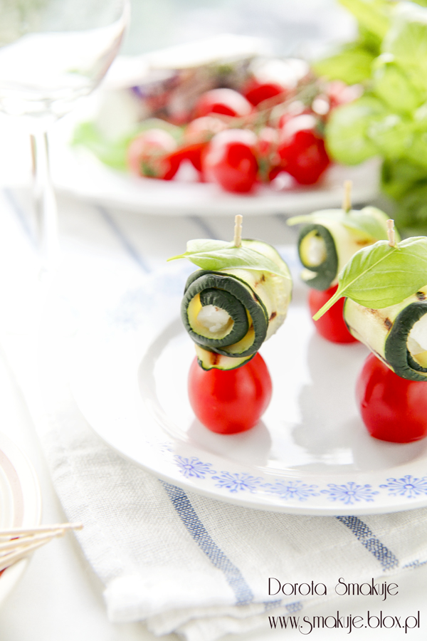 Koreczki z grillowaną cukinią, kozim serem, pomidorkami cherry i bazylią