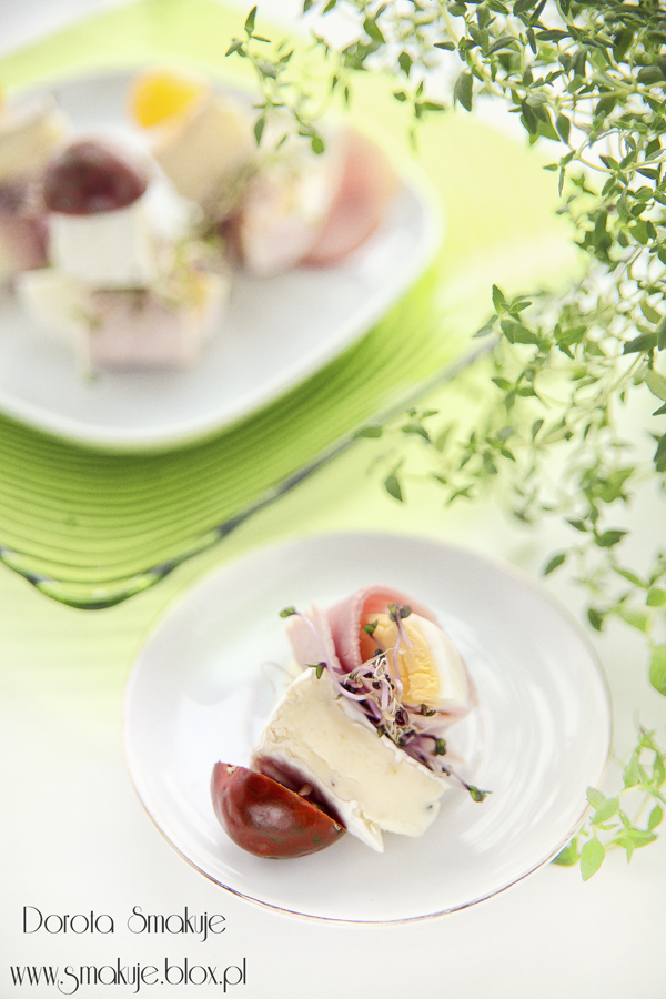 Koreczki z jajkiem, szynką, kiełkami, serem camembert i pomidorkiem Koreczki z jajkiem, szynką, kiełkami, serem camembert i pomidorkiem
