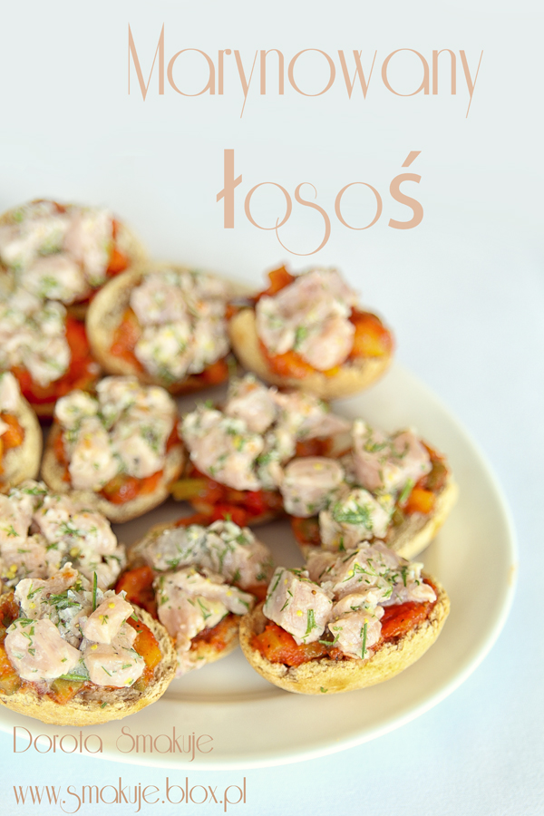 Marynowany w soku z cytryny łosoś z sosem z pieczonej papryki