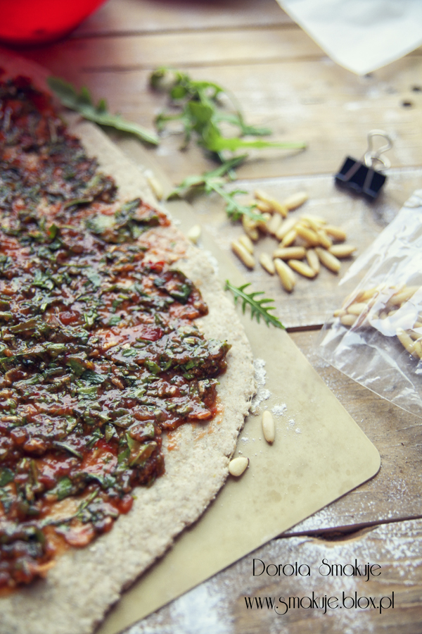 Mini pizze z pomidorami, rukolą i orzeszkami piniowymi Mini pizze z pomidorami, rukolą i orzeszkami piniowymi