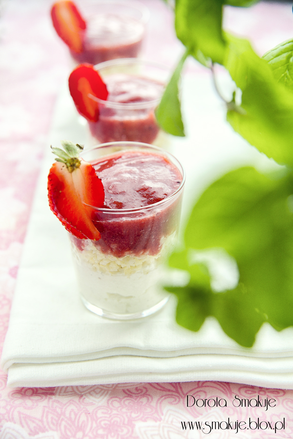 Mini serniczki na zimno z kaszą jaglaną i musem truskawkowym – zdrowy deser Mini serniczki na zimno z kaszą jaglaną i musem truskawkowym – zdrowy deser