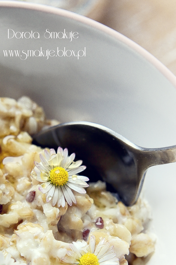 Owsianka kokosowa ze stokrotkami