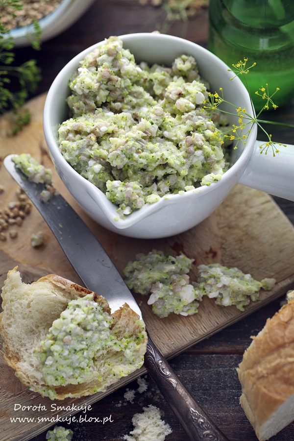 Pasta z białej kaszy gryczanej, brokuła i serka wiejskiego Pasta z białej kaszy gryczanej, brokuła i serka wiejskiego