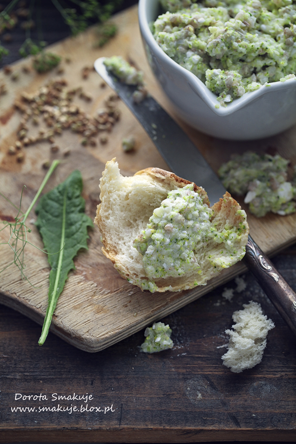 Pasta z białej kaszy gryczanej, brokuła i serka wiejskiego Pasta z białej kaszy gryczanej, brokuła i serka wiejskiego
