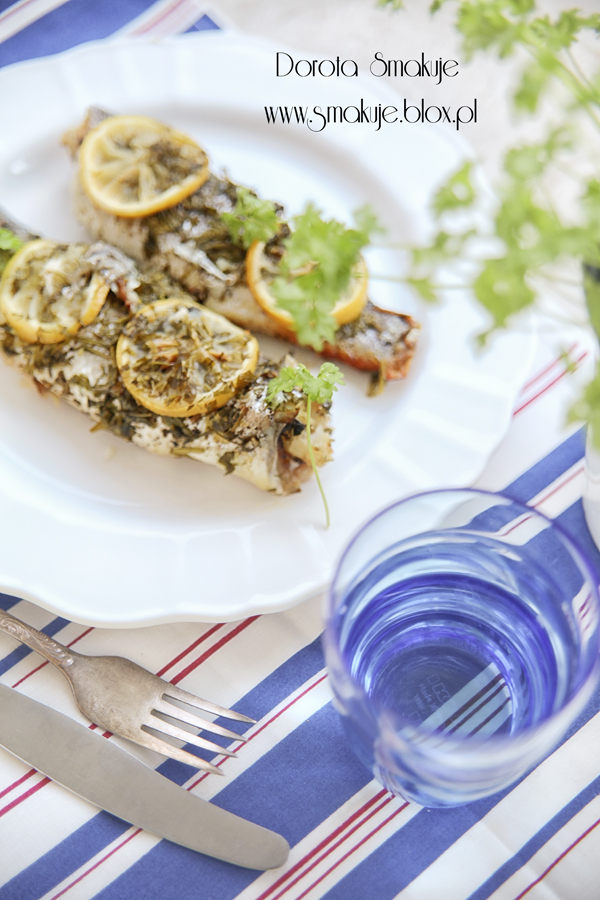 Pieczony w pergaminie okoń morski z czosnkiem, natką pietruszki i cytryną