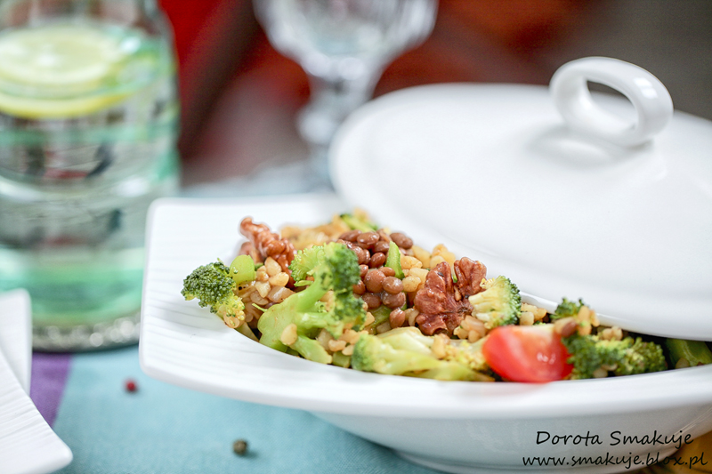 Pilaw z kaszy bulgur z brokułem i soczewicą