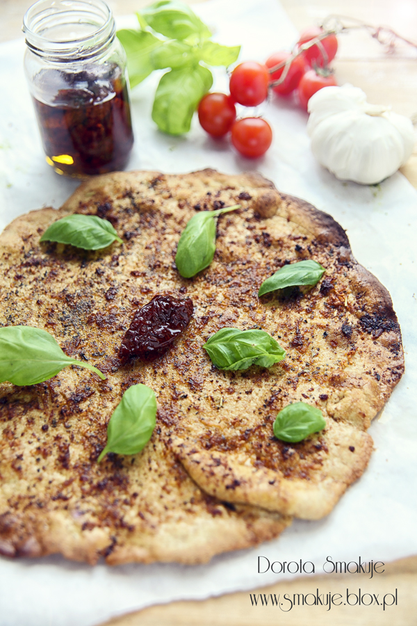 Pizza z suszonymi pomidorami i bazylią Pizza z suszonymi pomidorami i bazylią