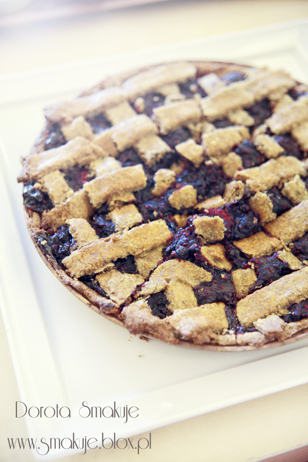 Razowa tarta z owocami leśnymi