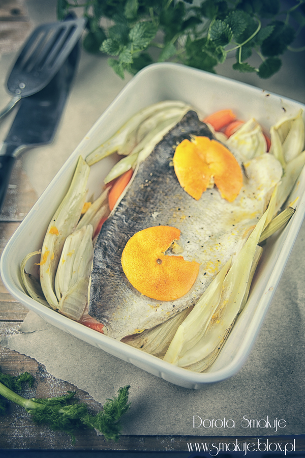 Ryba pieczona z koprem włoskim w pomarańczach