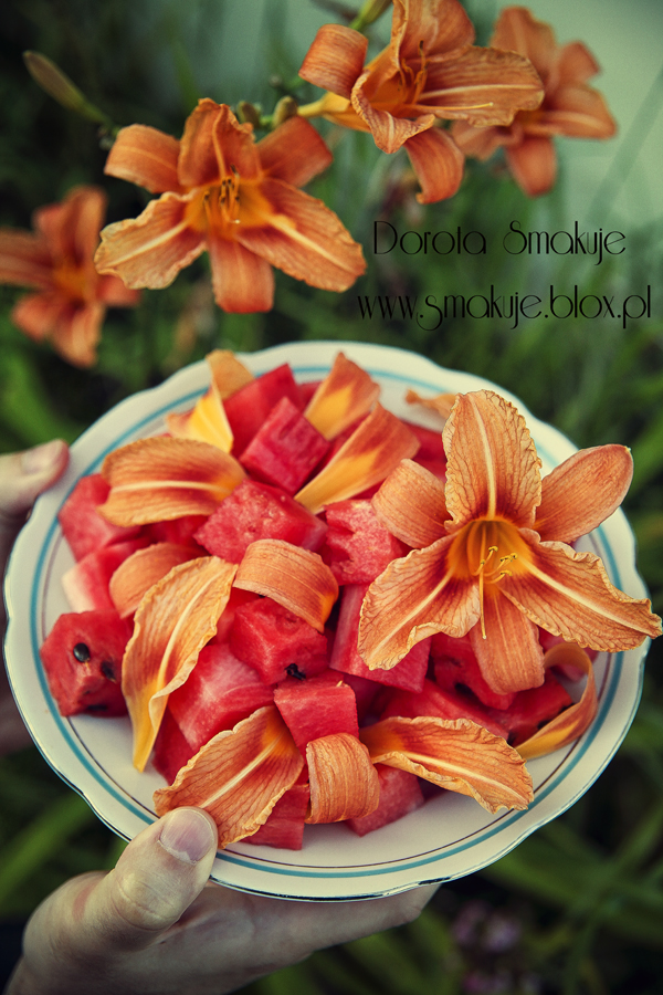 Sałatka owocowa z arbuza i płatków liliowca