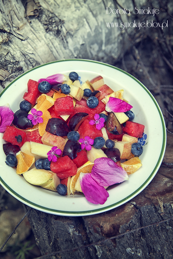 Sałatka owocowa z goździkami