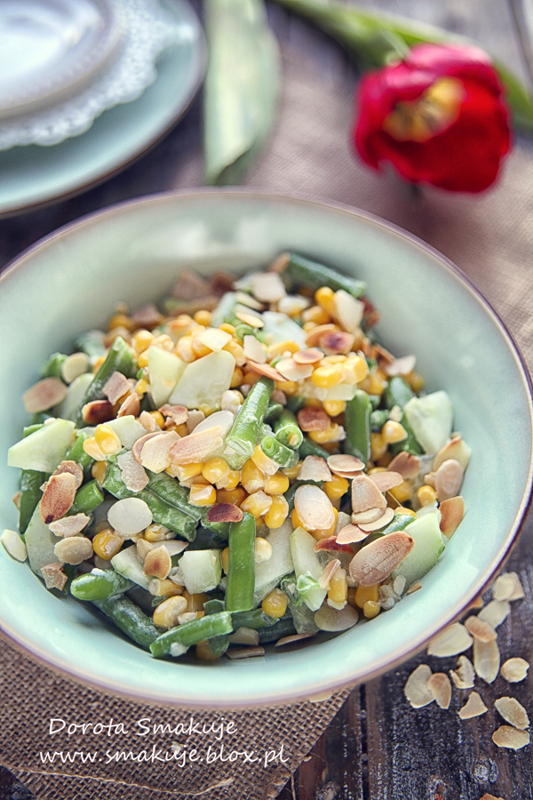 Sałatka z fasolki szparagowej, ogórka i kukurydzy z sosem czosnkowym Sałatka z fasolki szparagowej, ogórka i kukurydzy z sosem czosnkowym