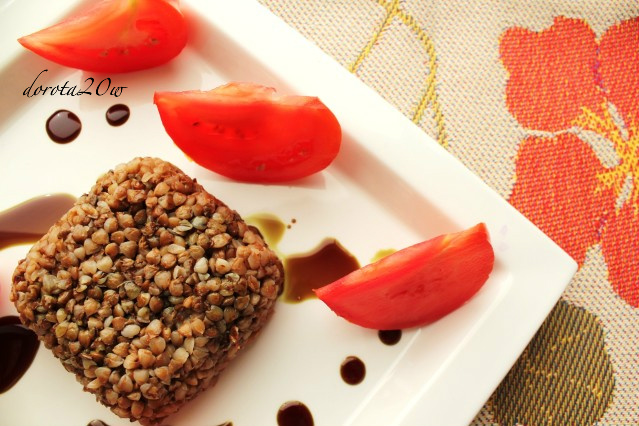 Sałatka z kaszy gryczanej z sosem na bazie oleju z pestek dyni