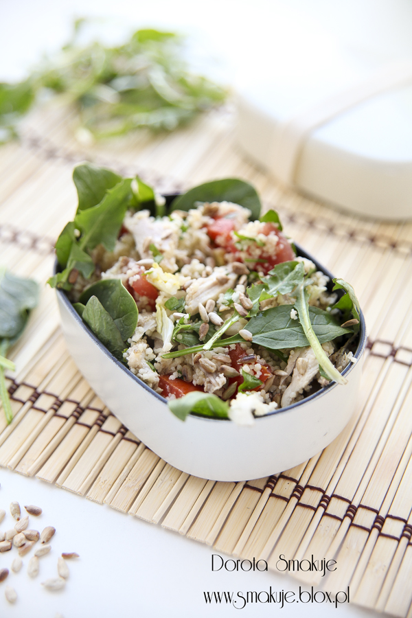 Sałatka z kuskusem, kurczakiem, pomidorem i zieleniną Sałatka z kuskusem, kurczakiem, pomidorem i zieleniną