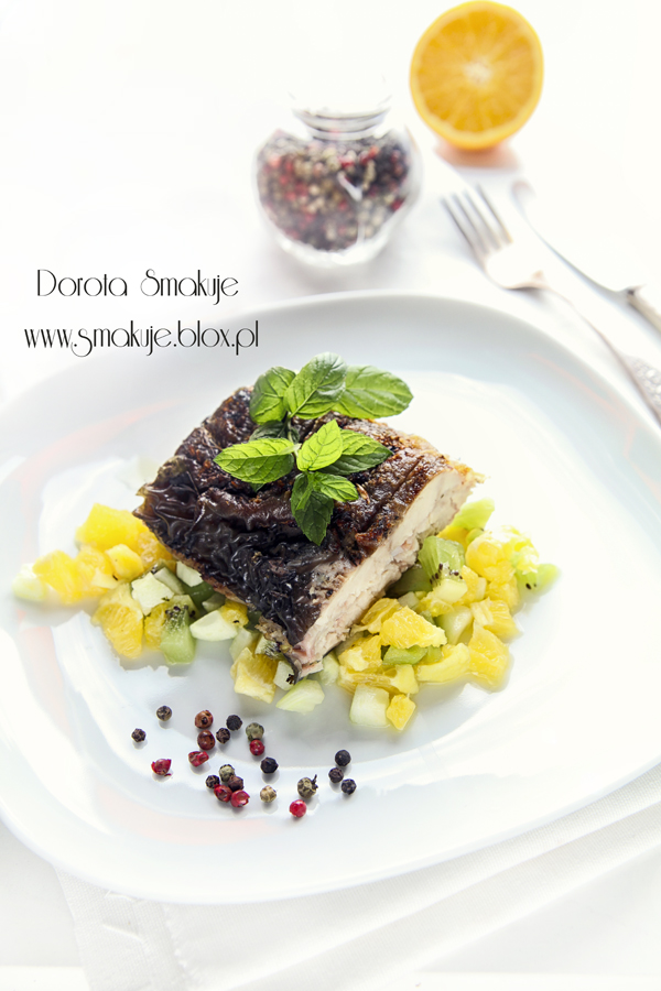 Sum z grilla podany na owocowej salsie