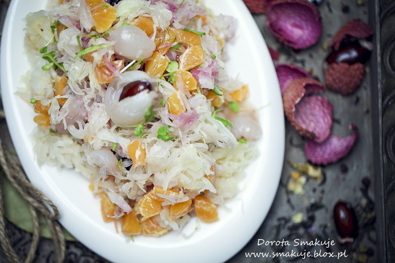 Surówka z kapusty kiszonej z liczi