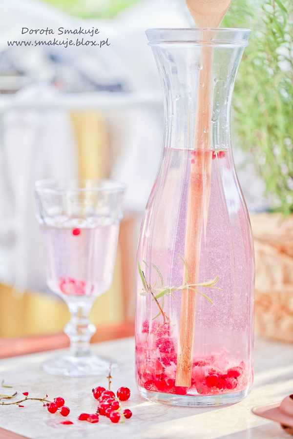 Woda owocowa porzeczkowo – rozmarynowa