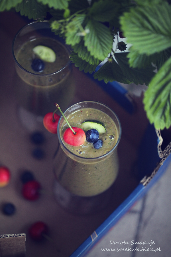 Zielony koktajl z borówkami, czereśniami i ogórkiem