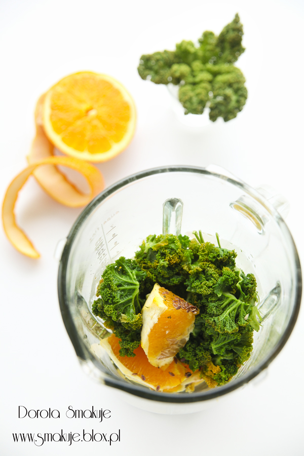 Zielony koktajl z jarmużem i pomarańczą