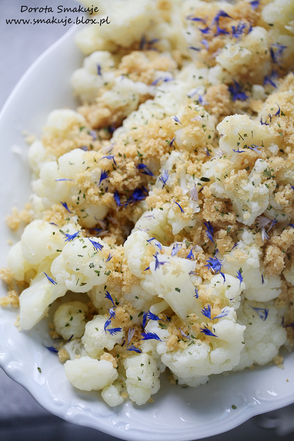 Kalafior z bułką tartą i chabrem
