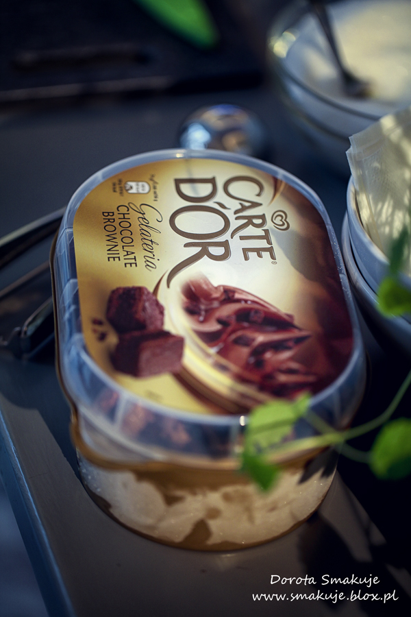 Deser lodowy – brownie, bezy, mascarpone, mango i cukier aromatyzowany melisą Deser lodowy – brownie, bezy, mascarpone, mango i cukier aromatyzowany melisą