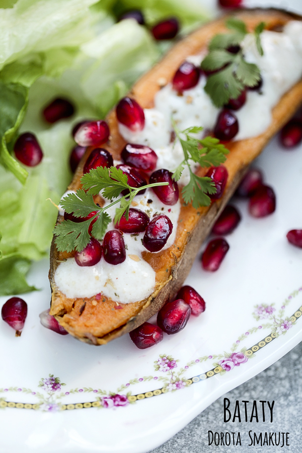 Pieczone bataty z tahini i granatem