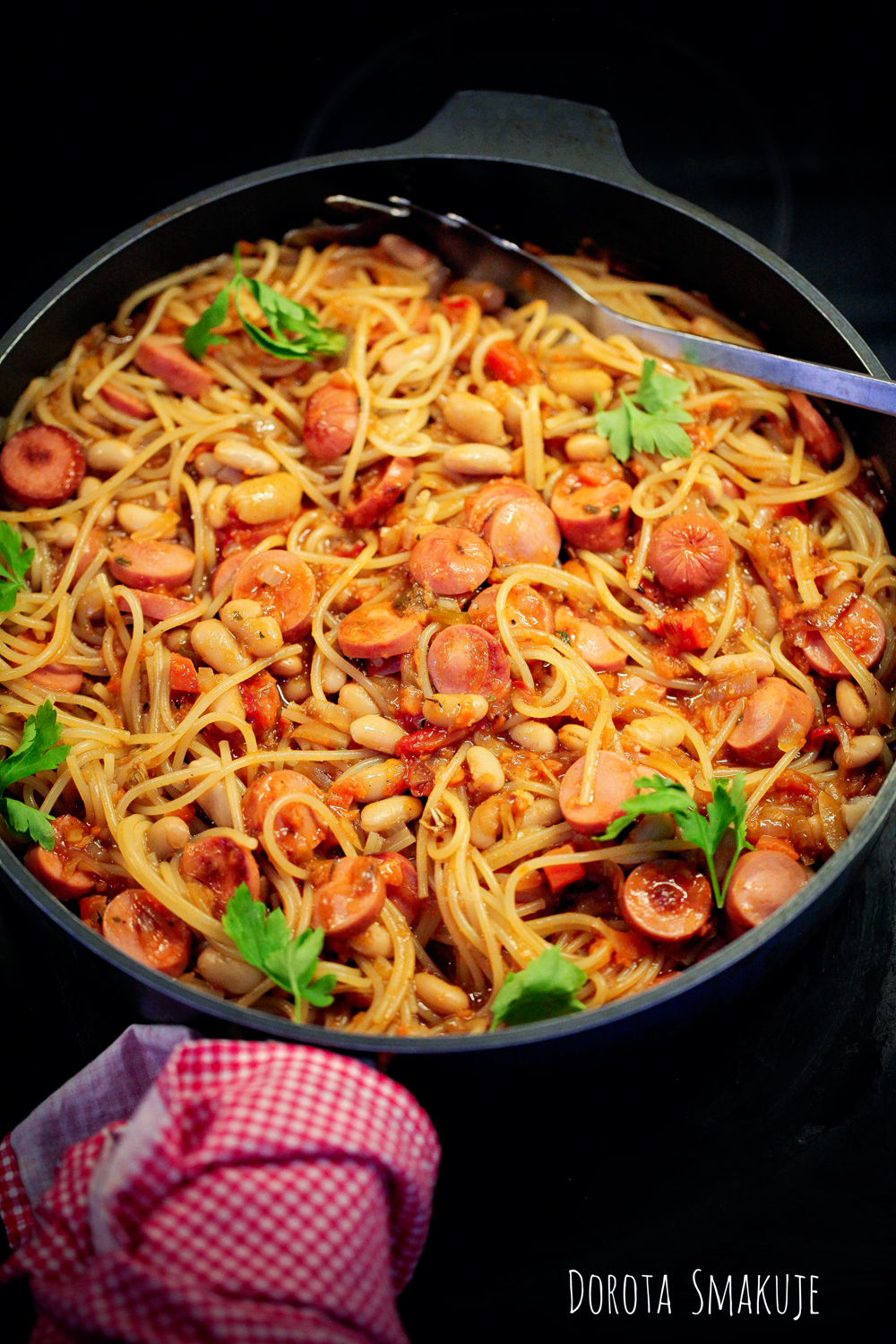 spaghetti z parówkami i fasolą