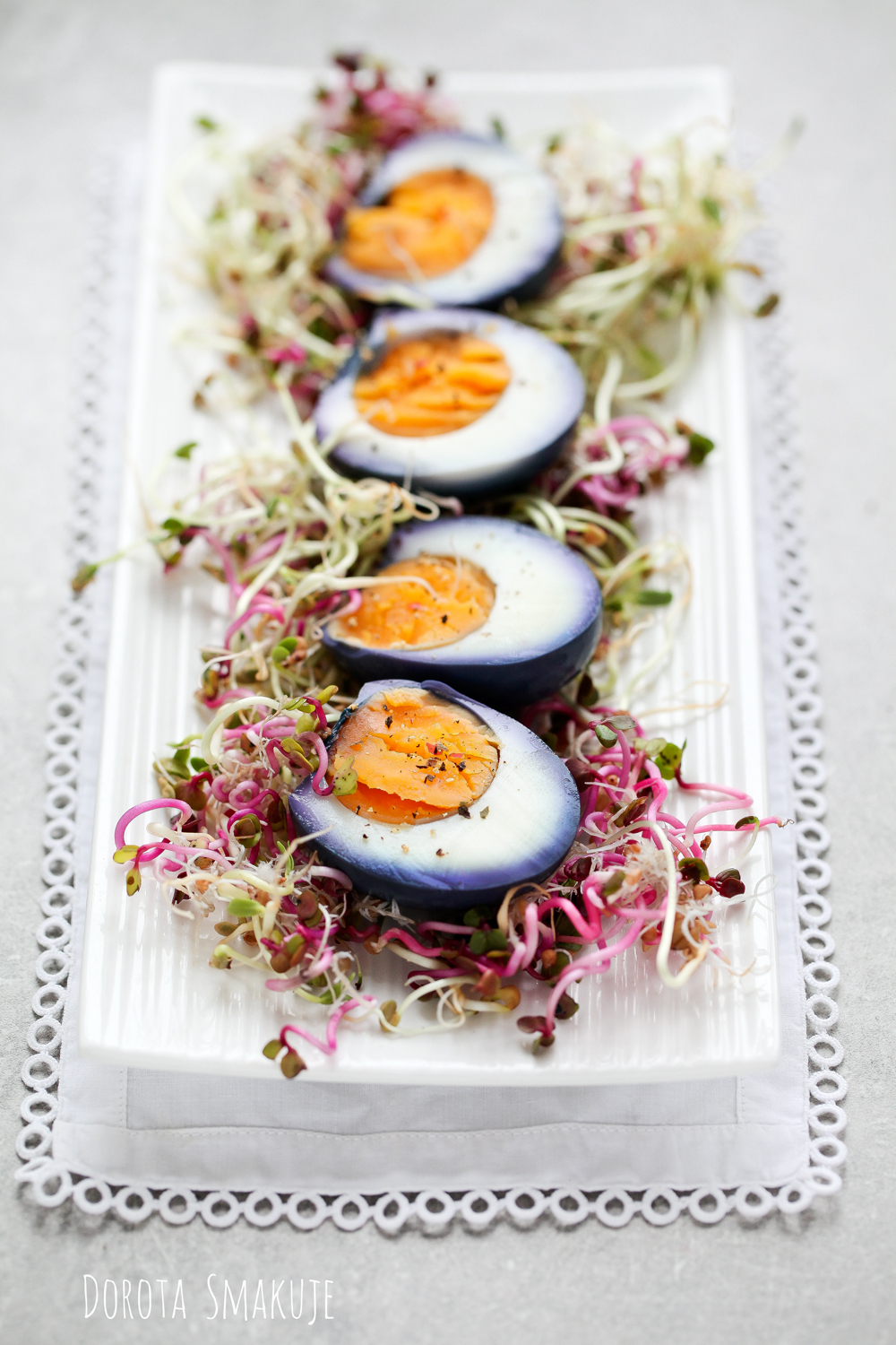 fioletowe jajka marynowane w czerwonej kapuście