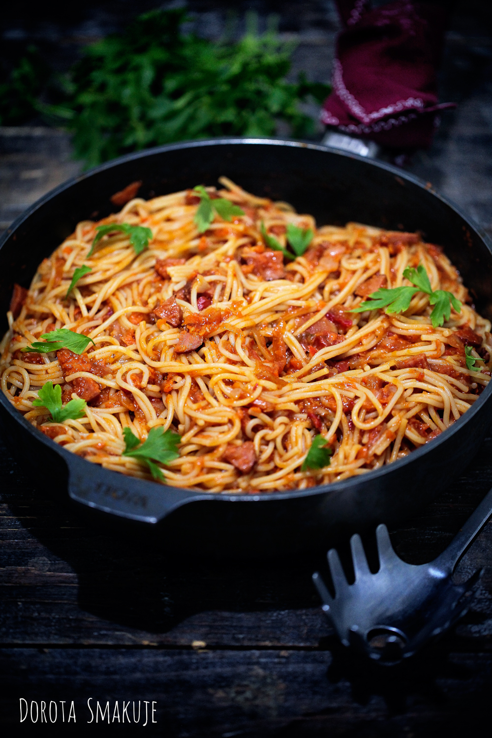 spaghetti z kiełbasą i leczo