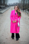 Stylizacja z różowym płaszczem 3